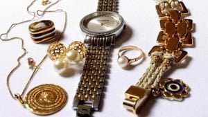 Non portare oggetti di valori in viaggio.