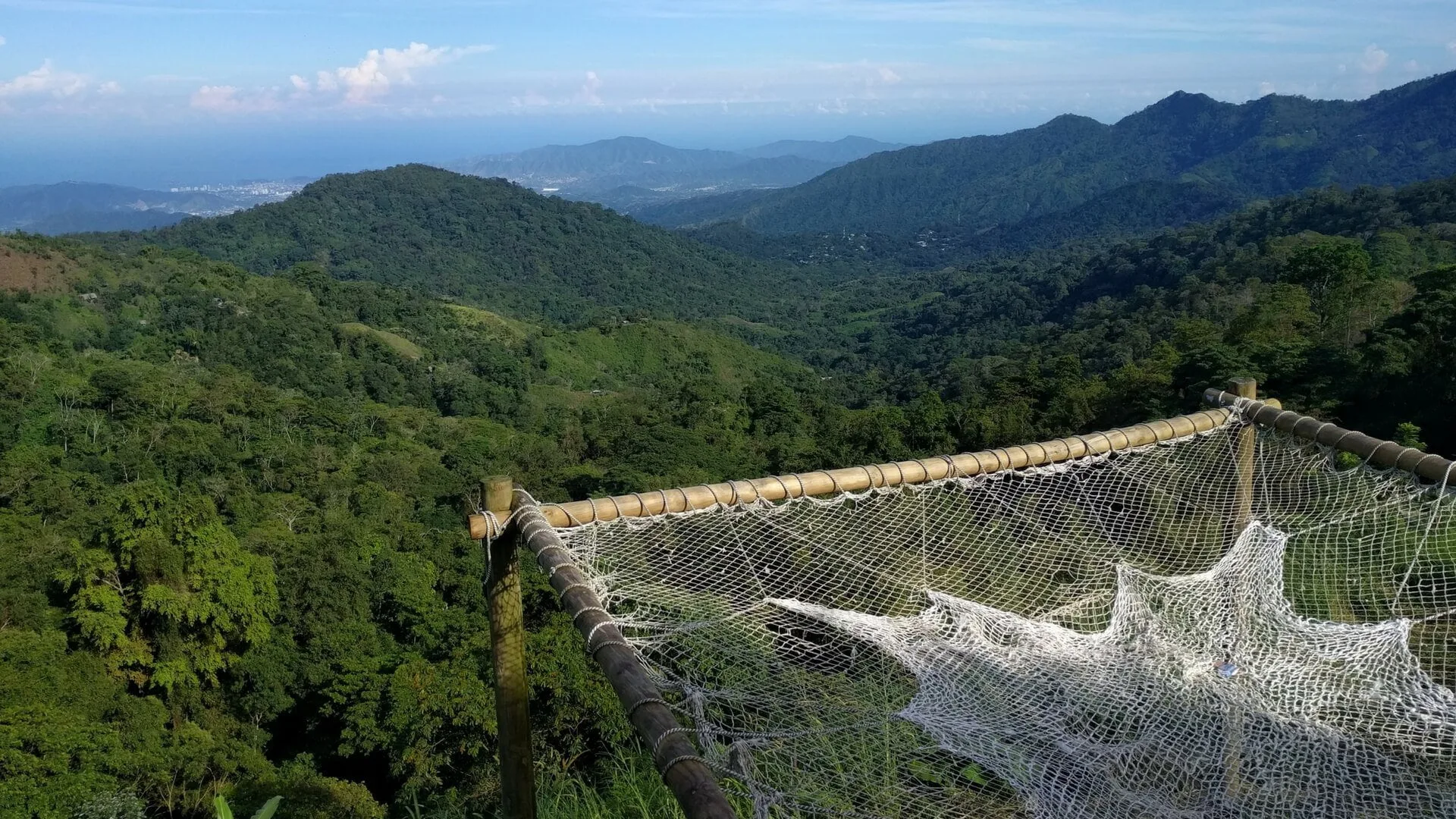Ostello Casa Elemento e amaca più grande del mondo a Minca in Colombia.
