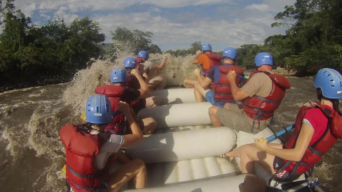 Rafting con rapide di livello 5 rio suarez a San Gill