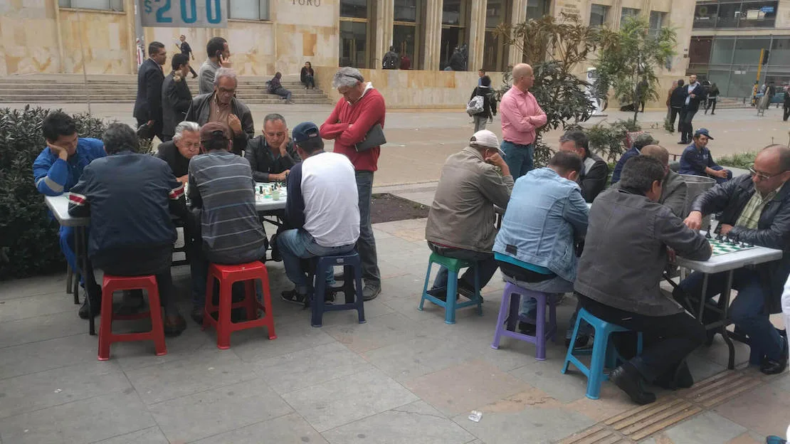 Giocatori di scacchi per le strade di Bogotà.