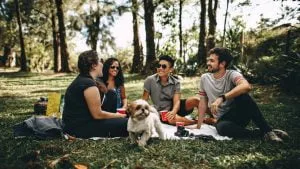 Viaggiare da soli e conoscere un sacco di gente.