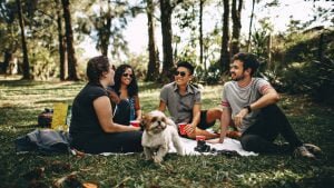 Viaggiare da soli e conoscere un sacco di gente.