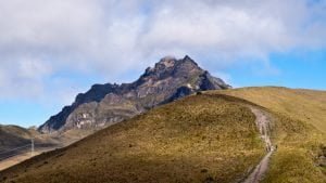 Trekking verso la cima del Vulcano Pichincha a Quito in Ecuador.