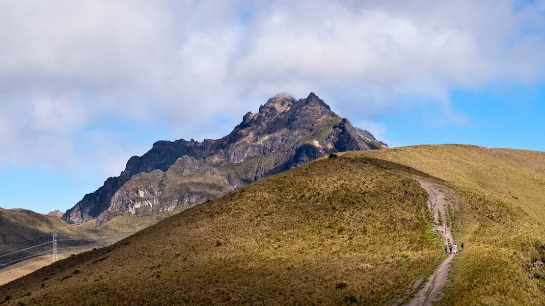 Trekking verso la cima del Vulcano Pichincha a Quito in Ecuador.