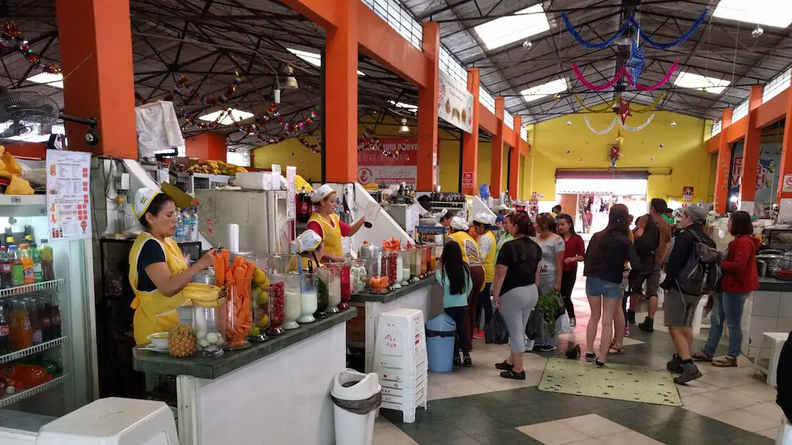 Il mercato di Quito dove si trovano succhi freschi a un dollaro.