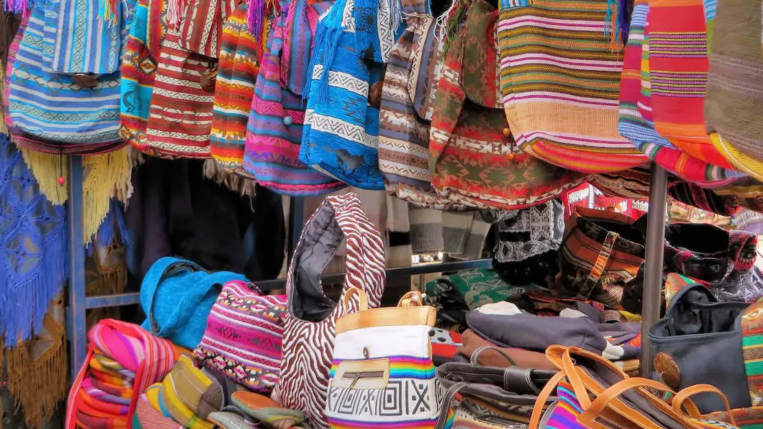 prodotti di artigianato al mercato di Otavalo in Ecuador