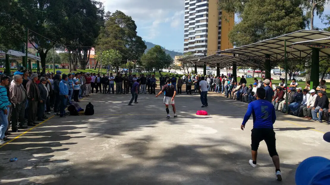 Partita di pallavolo in un parco a Quito.