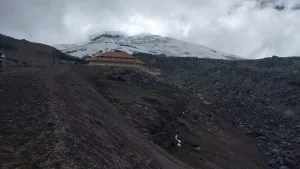 Il rifugio Cotopaxi con la vetta del vulcano sullo sfondo.