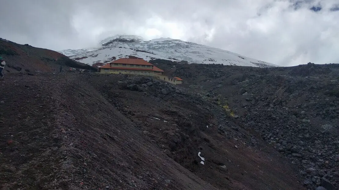 Il rifugio Cotopaxi con la vetta del vulcano sullo sfondo.