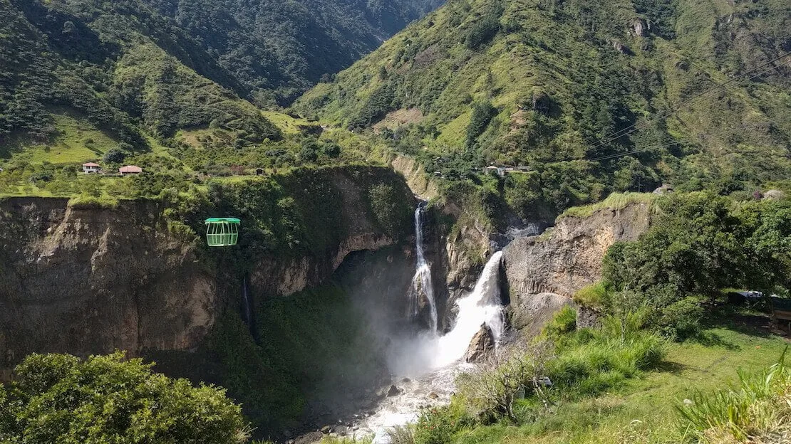 La strada delle cascata a Banos in bicicletta.