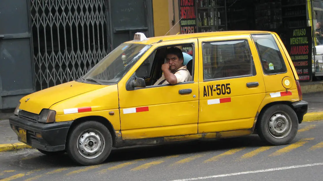 Un taxi giallo per le strade di Lima