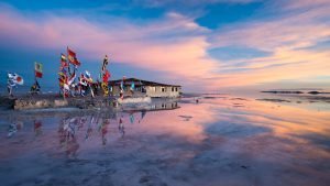 Il deserto di sale (salar de Uyuni) al tramonto.