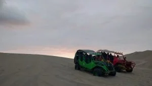 Dune buggy usate per andare a fare sandboarding a huacachina.