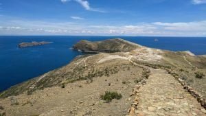 il sentiero che attraversa Isla del Sol sul Lago Titicaca in Bolivia.