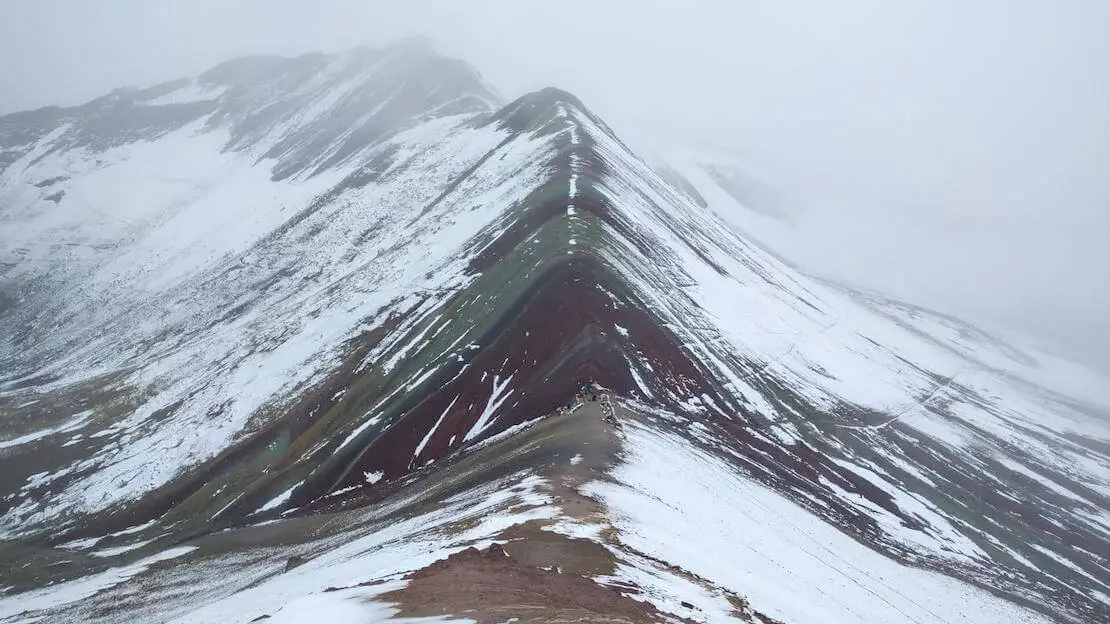 Le montagne arcobaleno in Peru in una giornata nevosa.