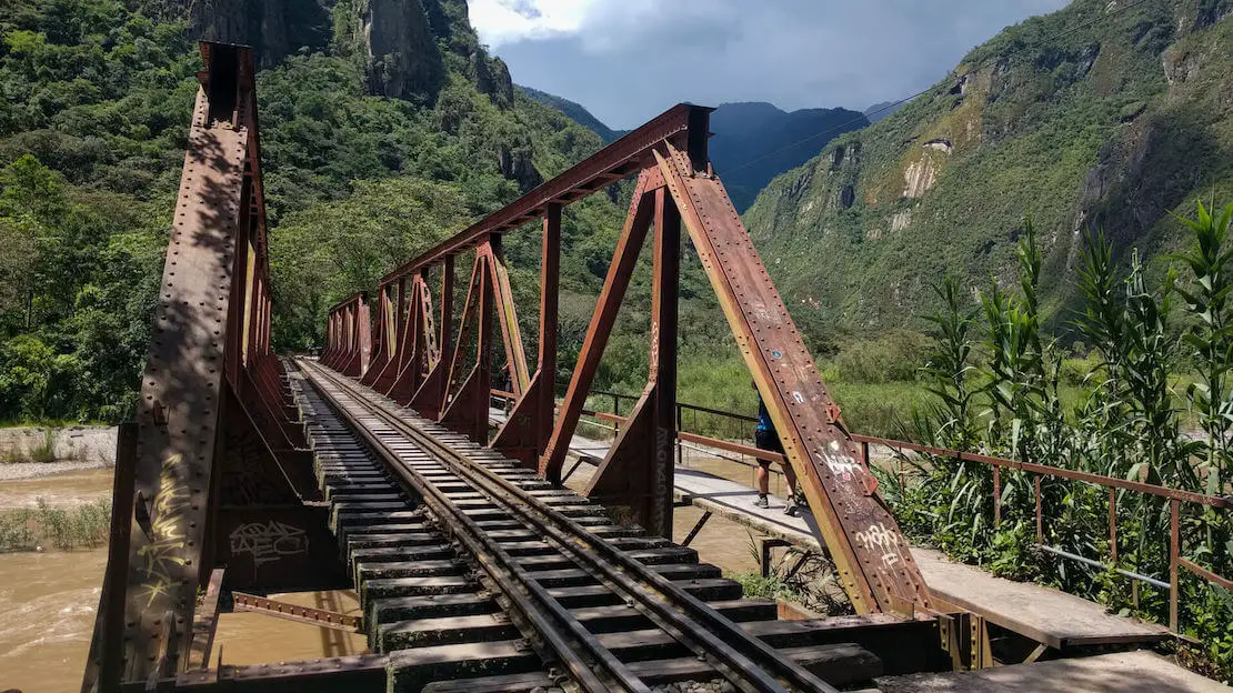 Il sentiero lungo i binari del treno che porta da Hidroeletrica a Aguas Caliente.