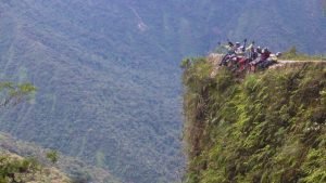 Discesa in bici lungo la ruta de la muerte (death road)