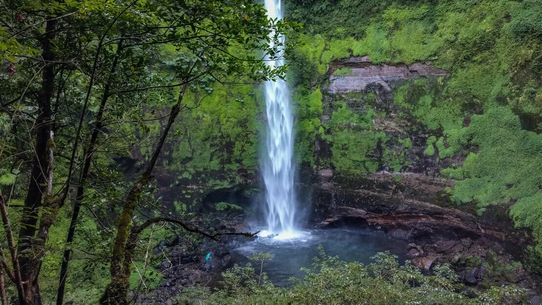 La cascata Salto El Claro vicino a Pucon in Cile