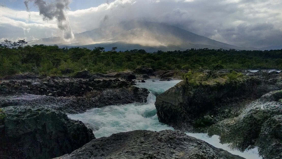 Cascate Salto de Petrohue con vulcano Osorno sullo sfondo a Puerto Varas in Cile.