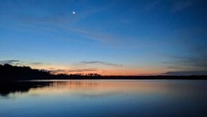 Tramonto sul lago Sandoval nella foresta amazzonica in Peru.