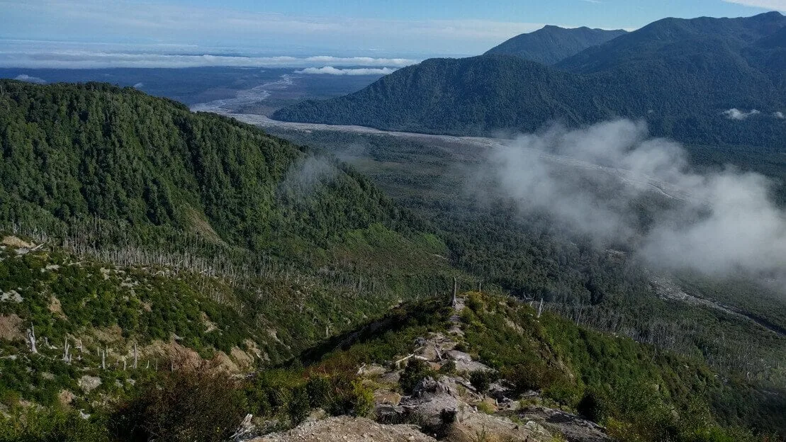 Il sentiero che porta alla base del vulcano Chaiten.