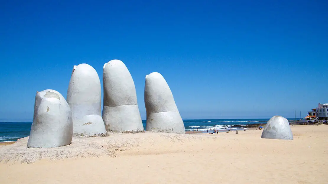 La mano nella sabbia di Punta del Este in Uruguay.