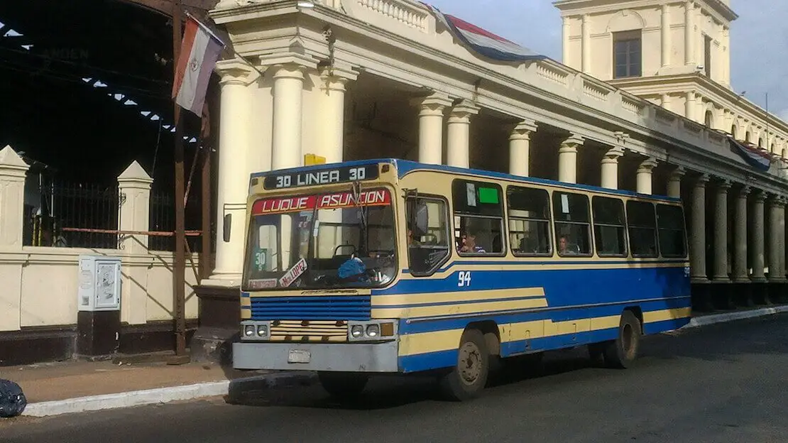 autobus per le strade di Asuncion in Paraguay.