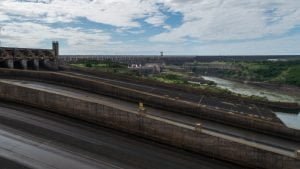 diga itaipu lato paraguayano durante il tour gratuito