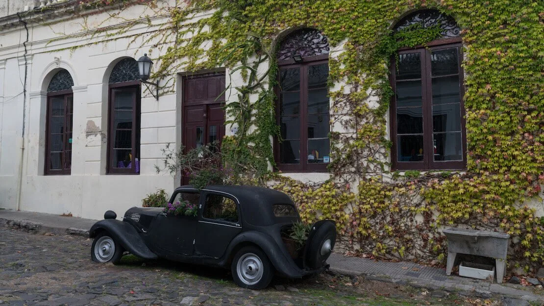 Auto d'epoca per le strade di Colonia del Sacramento in Uruguay.