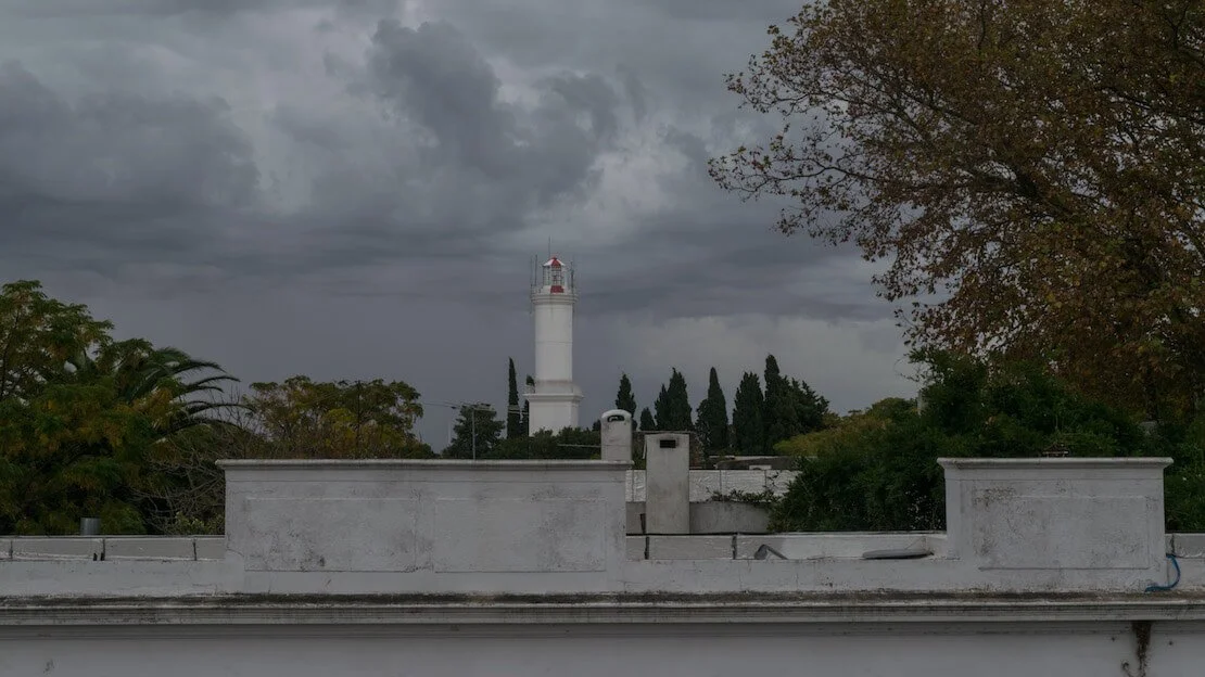 Il faro di Colonia del Sacramento con un temporale alle spalle.