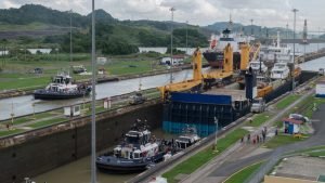 Barca che passa attraverso il canale di panama