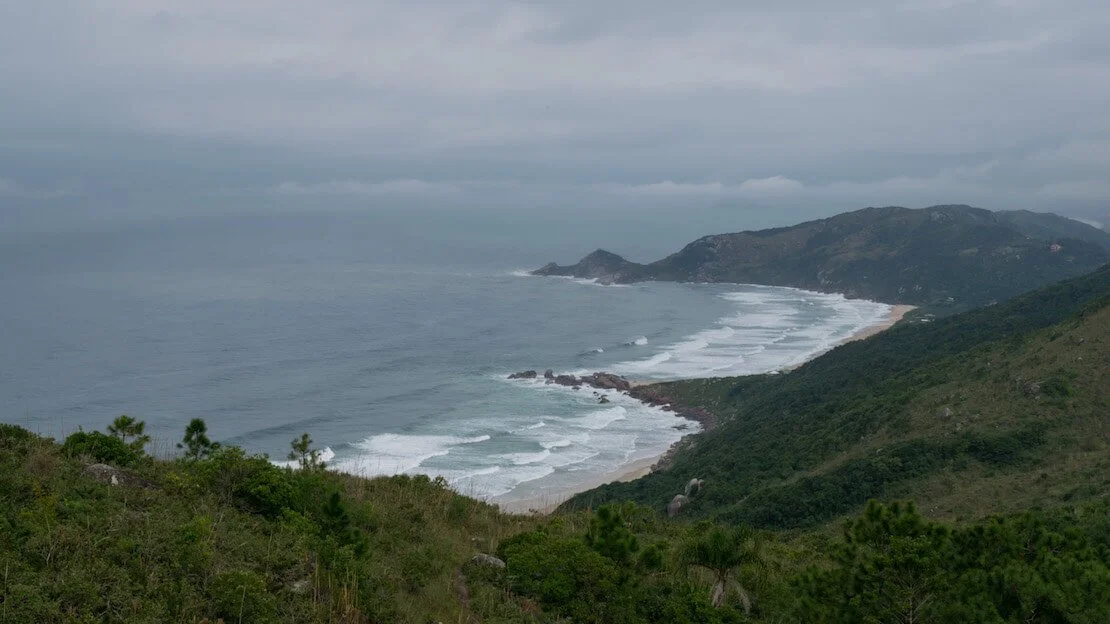 Vista da uno dei sentieri che collega le spiagge a Florianopolis
