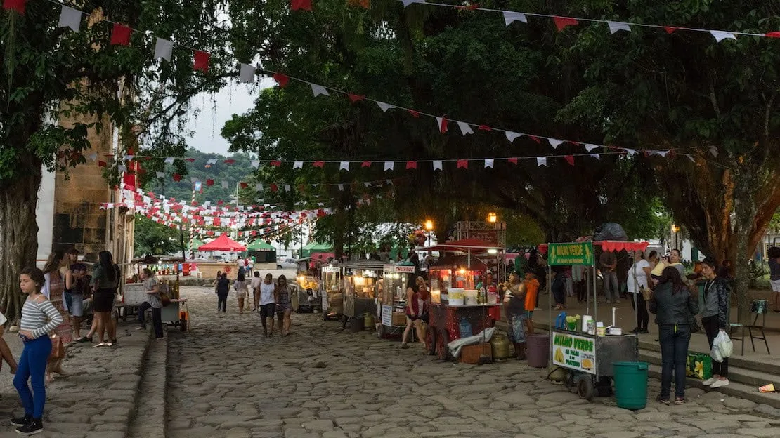 Stand per le strade di Paraty di sera