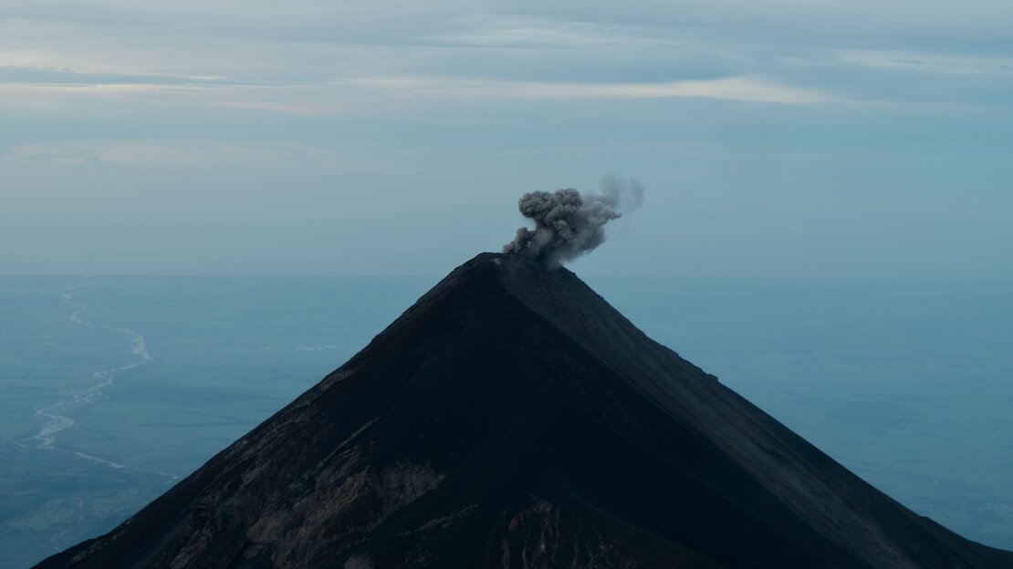 alba sulla cima del vulcano Acatenango