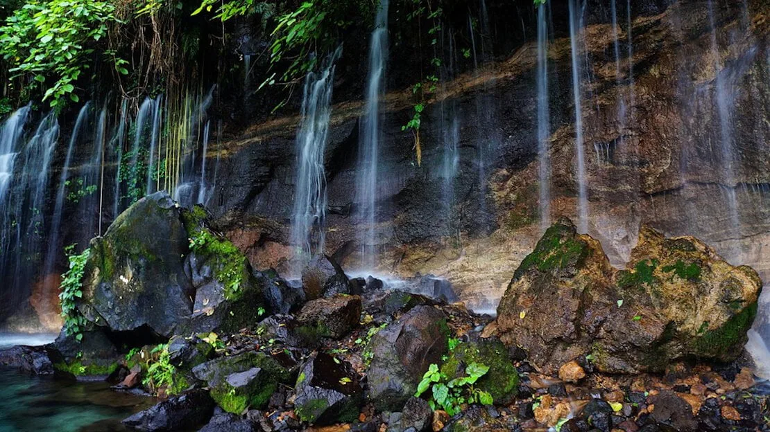 cascata la calera lungo la ruta de los flores