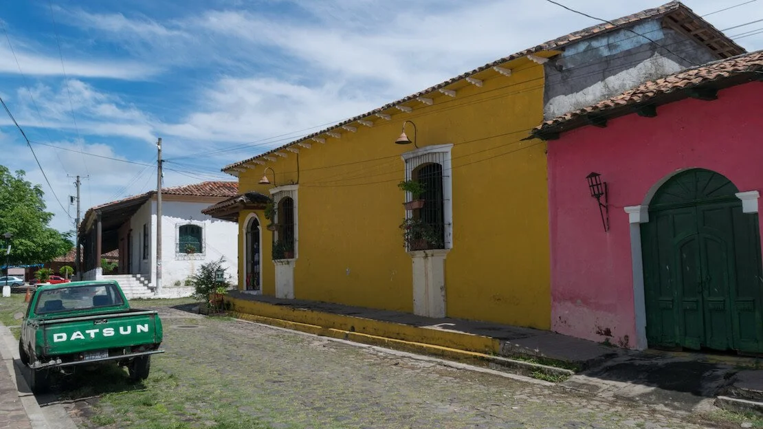 per le strade del paese coloniale di Suchitoto