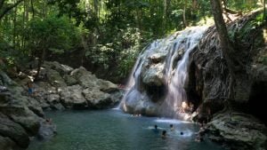 La cascata di acqua calda di Finca Paraiso a Rio Dulce.