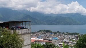San pedro vista dall'alto con il Lago Atitlan sullo sfondo