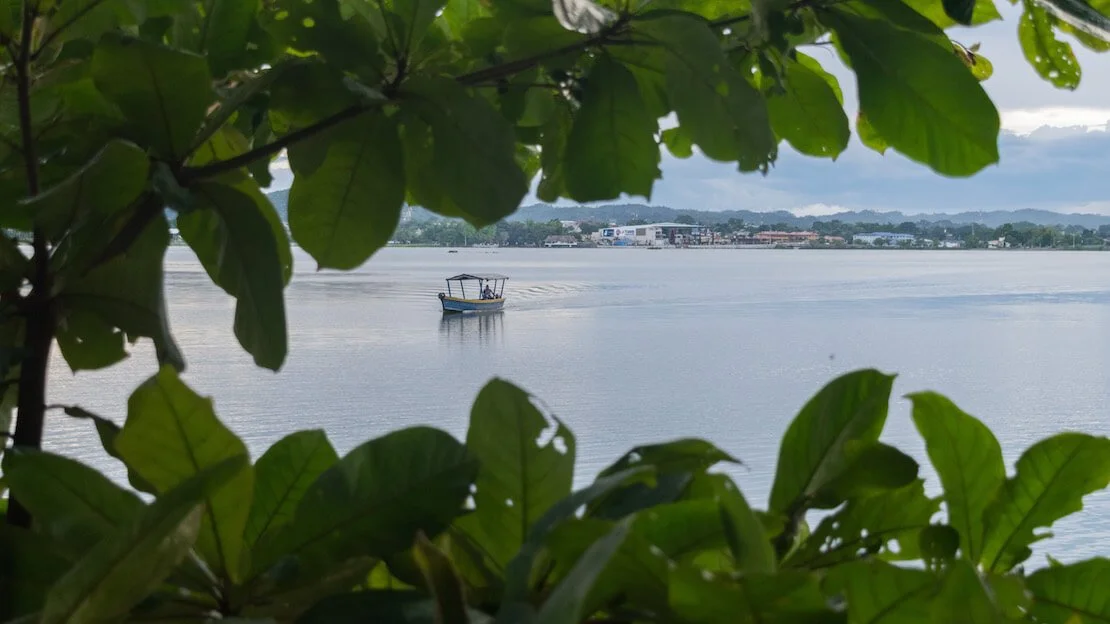 Jorge's Rope Swing sul lago di Flores.