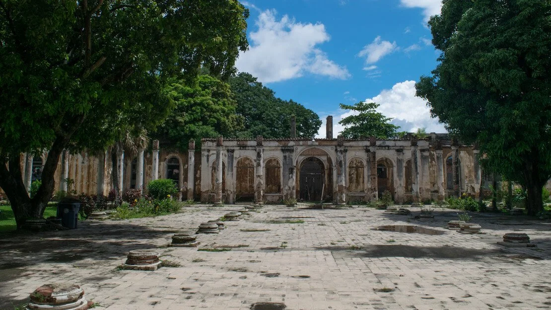 Le rovine della scuola d'arte a Santa Ana