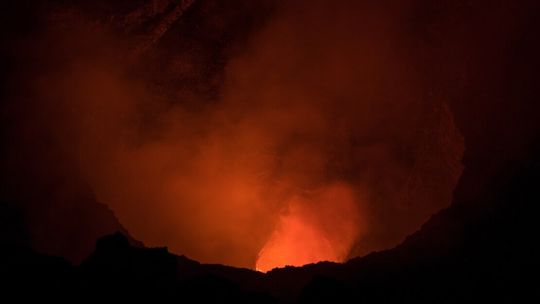 Il lago di lava all'interno del cratere del vulcano masaya
