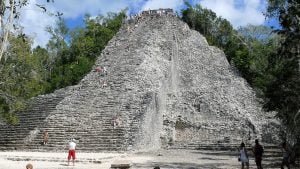 Le rovine di Coba immerse nella giungla.