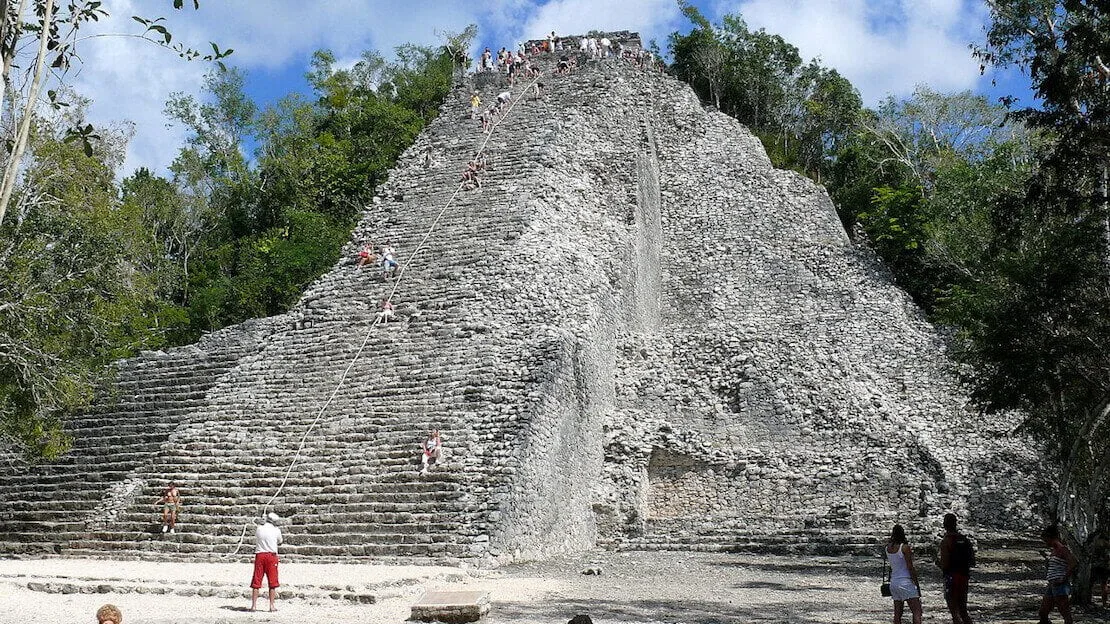 Le rovine di Coba immerse nella giungla.