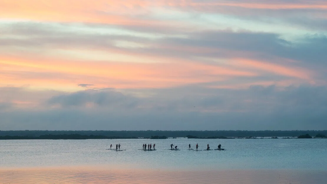 Alba alla laguna Bacalar in Messico