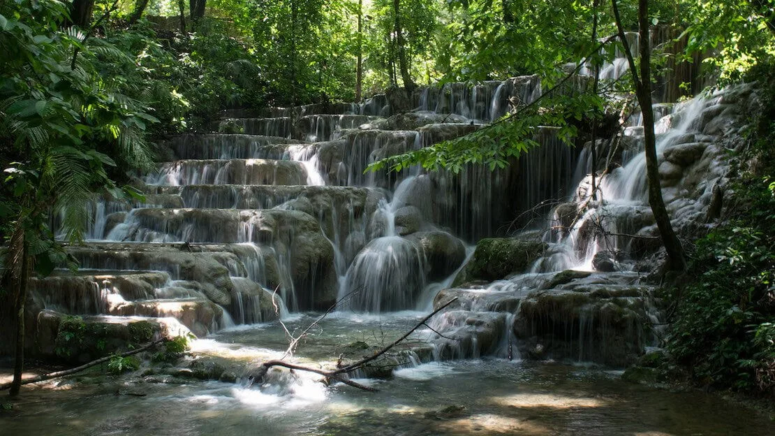 Cascata nella foresta vicino alle rovine di Palenque