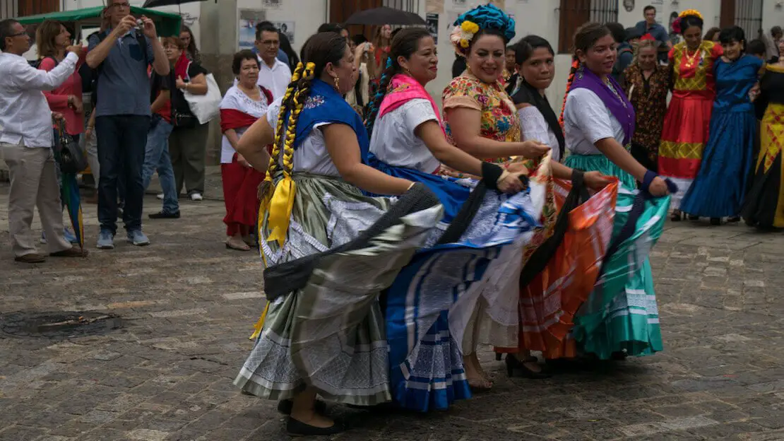 i festeggiamenti di un matrimonio per le strade di Oaxaca