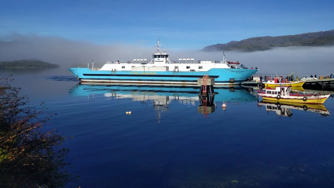 La trasbordadora austral da Caleta tortel a Puerto natales