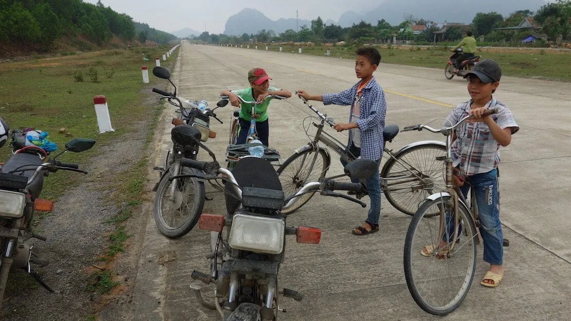 bambini vietnamiti nei dintorni di Phong Nha