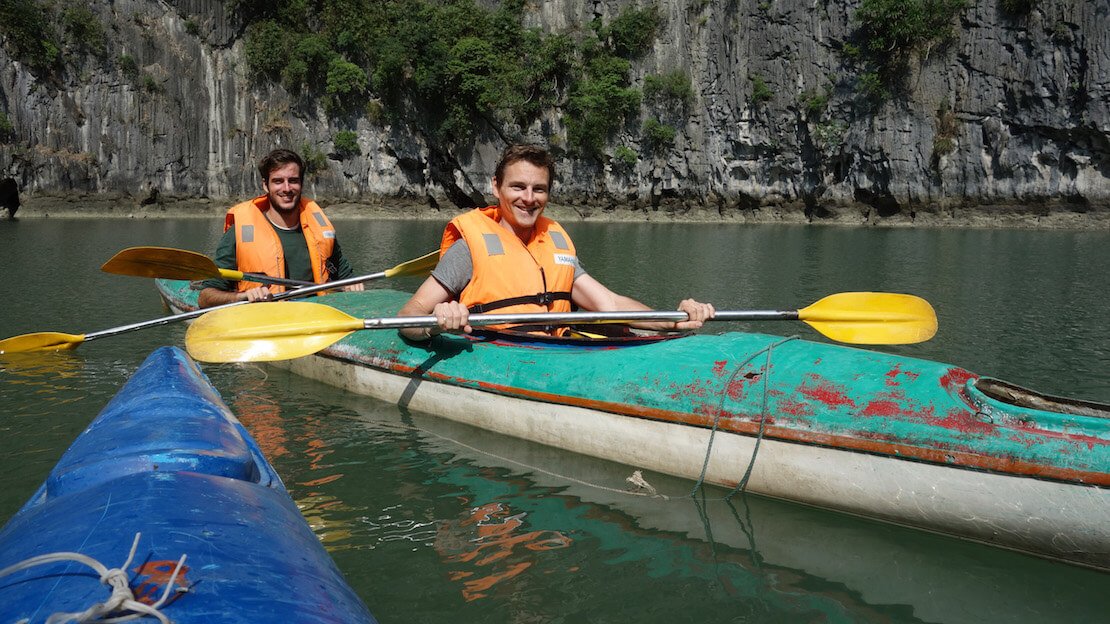 fare kayak nella baia di halong