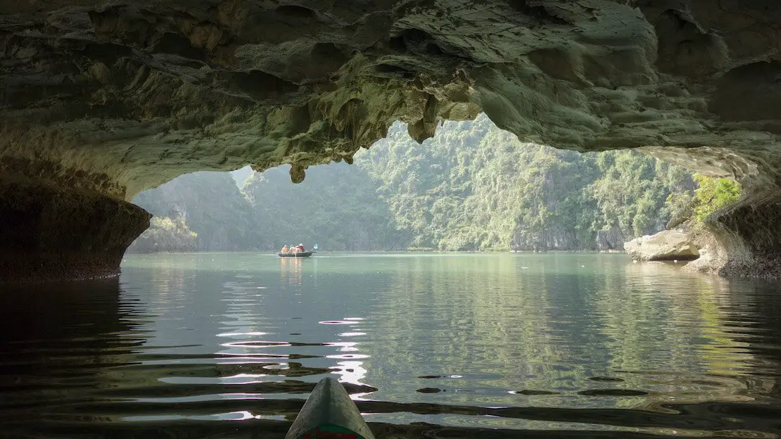 Kayaking nella baia di Halong
